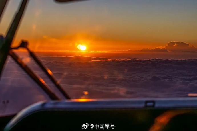 昼夜不停！战鹰与晚霞同框氛围感拉满