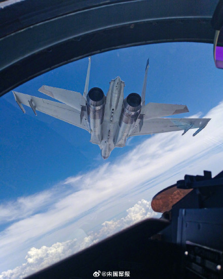 星月为伴战海天！战机遇上圆月上演硬核浪漫