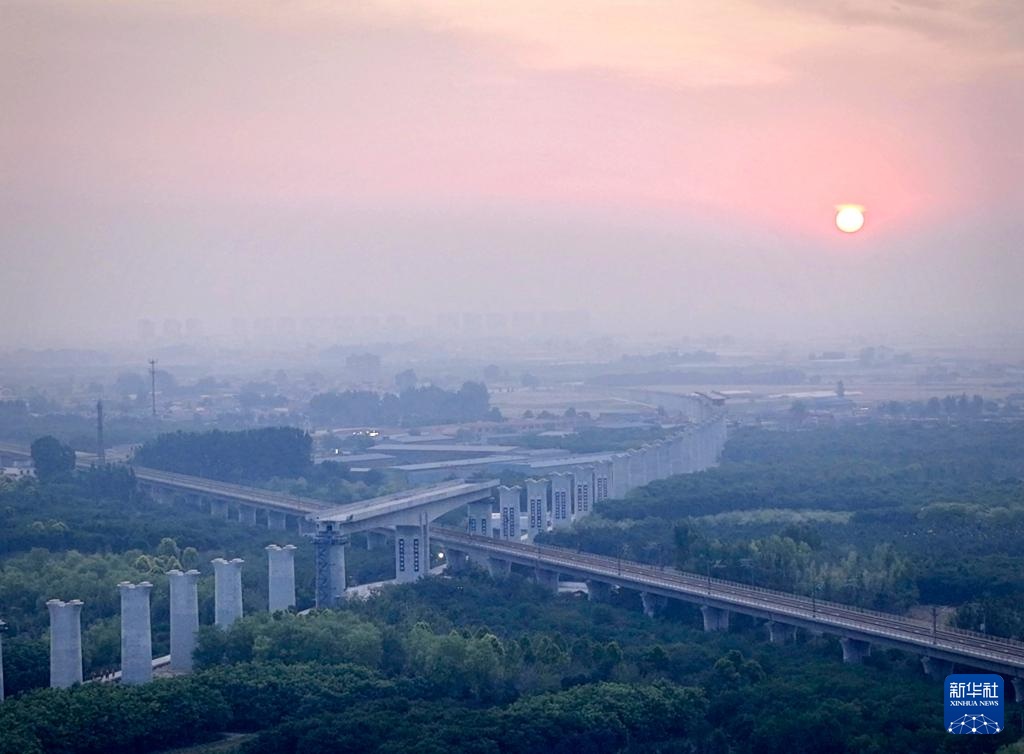 雄忻高铁雄保段跨京广高铁转体桥成功转体 雄忻高铁雄保段跨京广高铁转体桥成功转体
