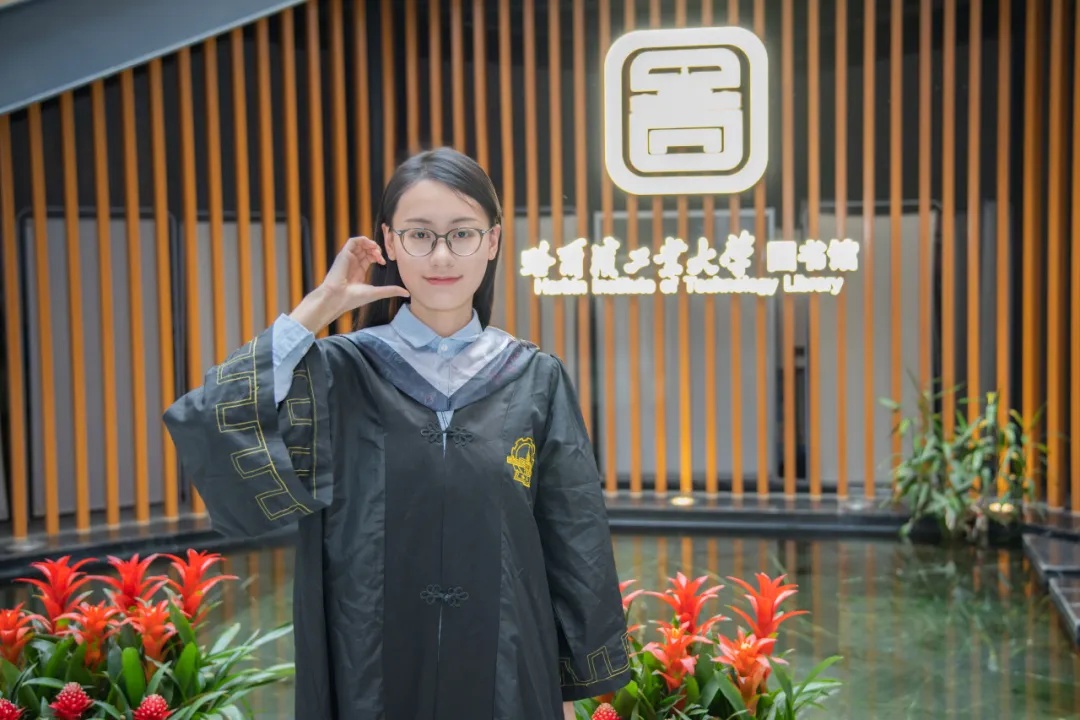 她凭一只眼睛考上哈工大，本科三年毕业直博！