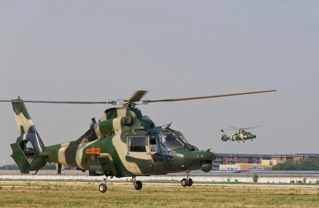 新一批陆军女飞行员来了! 新一批陆军女飞行员来了!