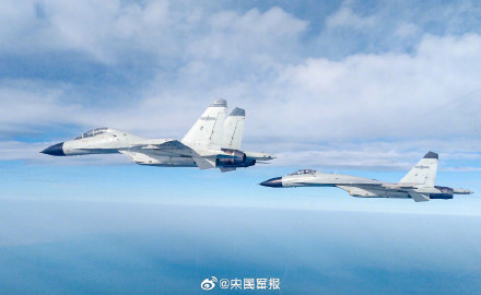 星月为伴战海天！战机遇上圆月上演硬核浪漫