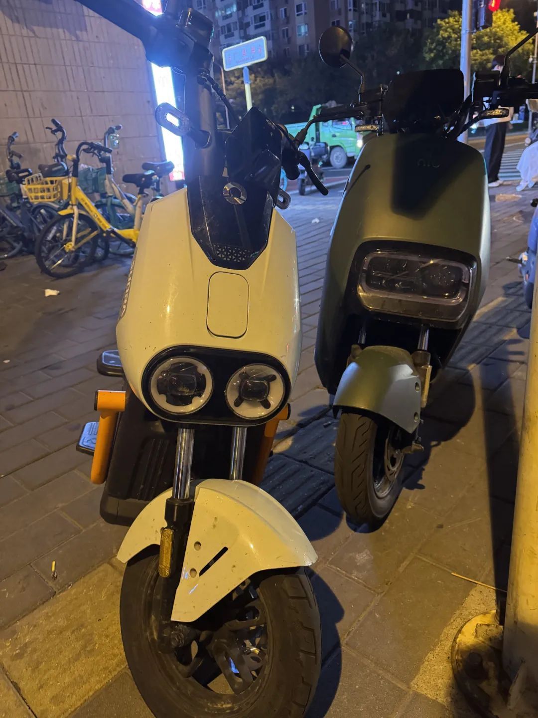 远光灯亮瞎眼!警惕电动自行车小改装大隐患 远光灯亮瞎眼!警惕电动自行车小改装大隐患