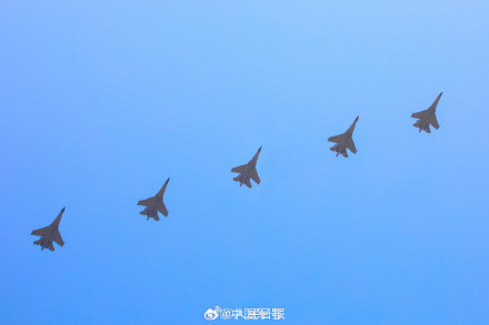 星月为伴战海天！战机遇上圆月上演硬核浪漫