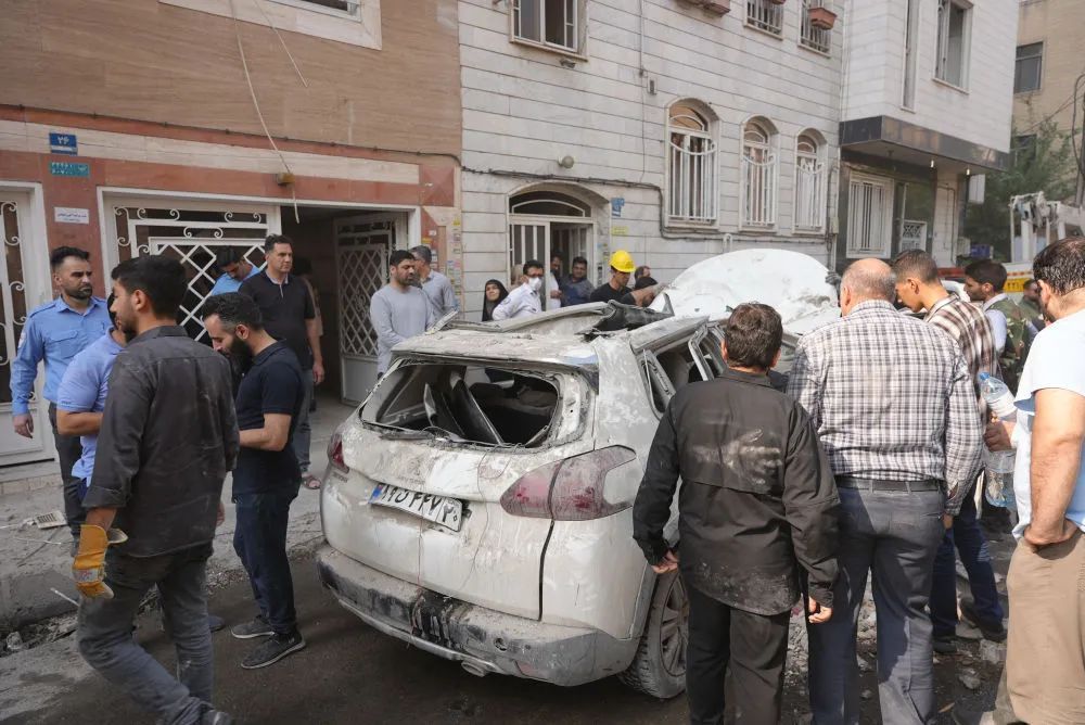 “夜空中不断有飞行物被拦截、火光四起……”新华社记者亲历德黑兰不眠夜 “夜空中不断有飞行物被拦截、火光四起……”新华社记者亲历德黑兰不眠夜