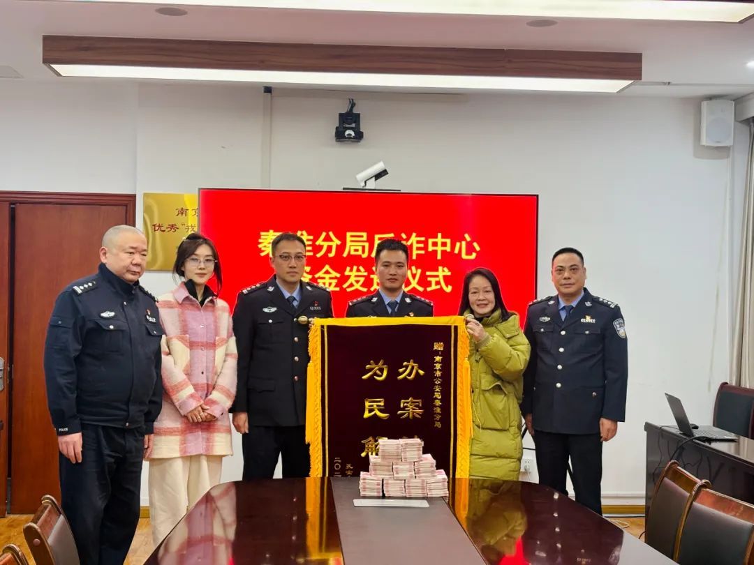 金店店员一个举动救了两家人！