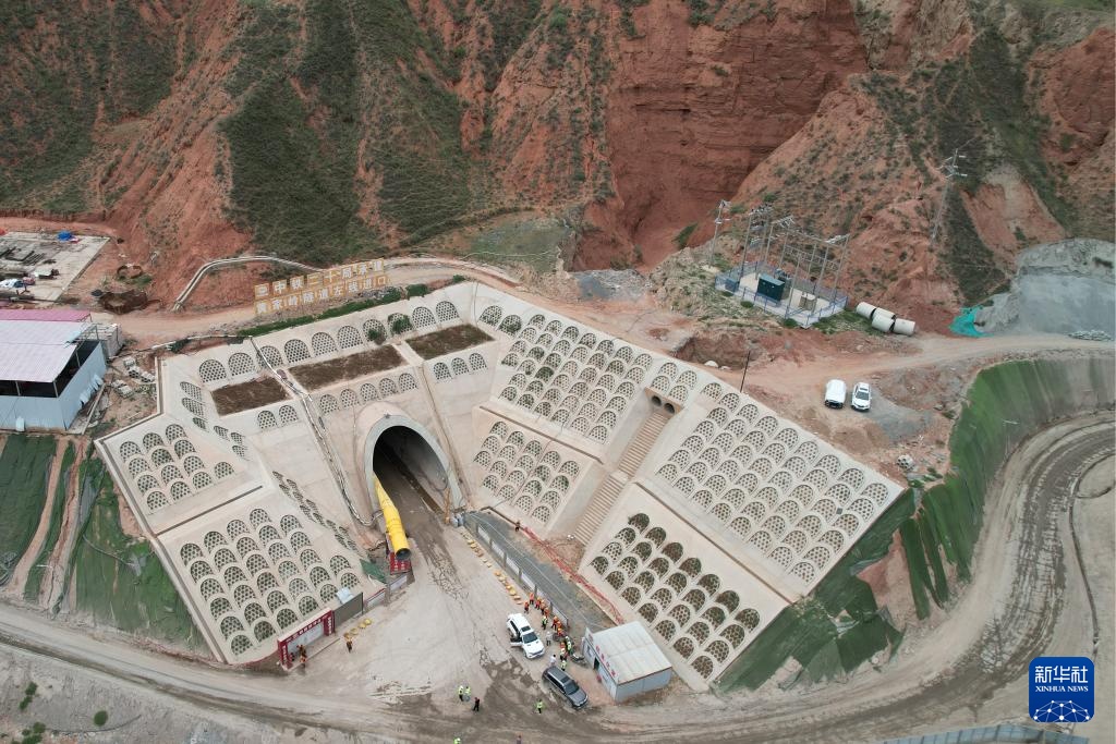 兰合铁路全线控制性工程黄家岭隧道贯通 兰合铁路全线控制性工程黄家岭隧道贯通