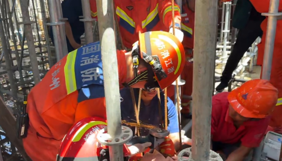 男子摔进“钢筋笼”，头部被贯穿，隔着屏幕都觉得疼！