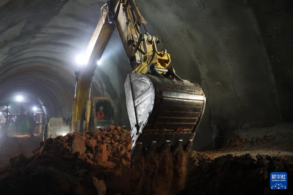 兰合铁路全线控制性工程黄家岭隧道贯通 兰合铁路全线控制性工程黄家岭隧道贯通