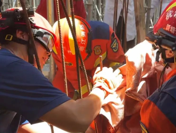 男子摔进“钢筋笼”，头部被贯穿，隔着屏幕都觉得疼！