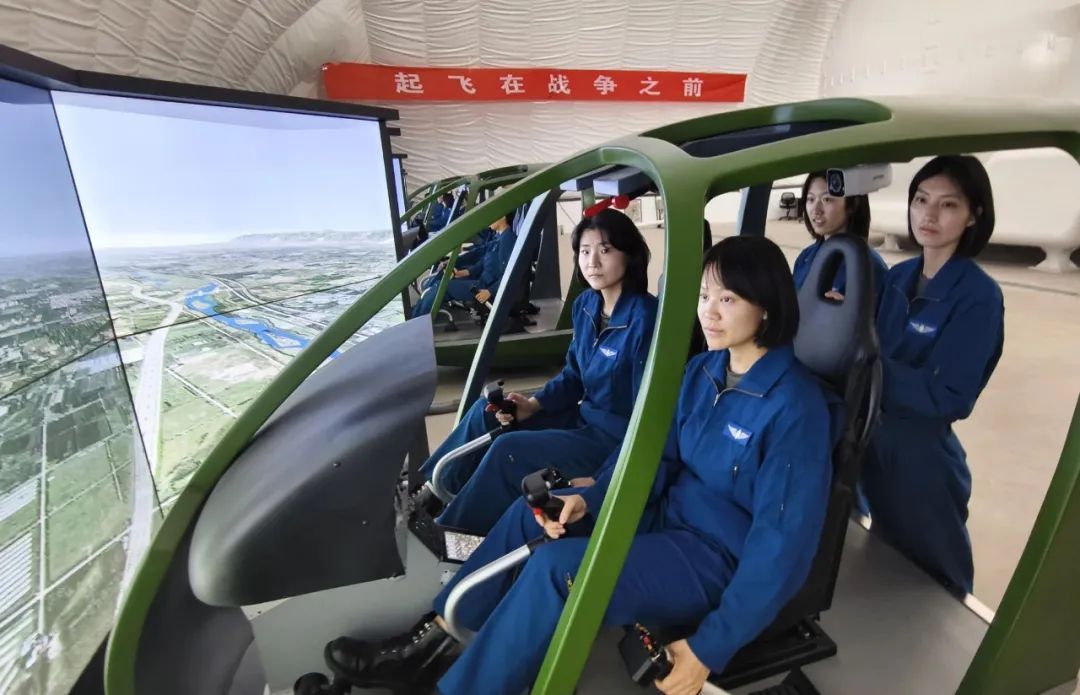 新一批陆军女飞行员来了! 新一批陆军女飞行员来了!