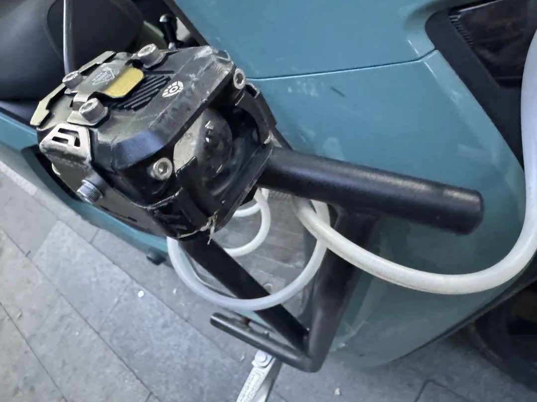 远光灯亮瞎眼!警惕电动自行车小改装大隐患 远光灯亮瞎眼!警惕电动自行车小改装大隐患