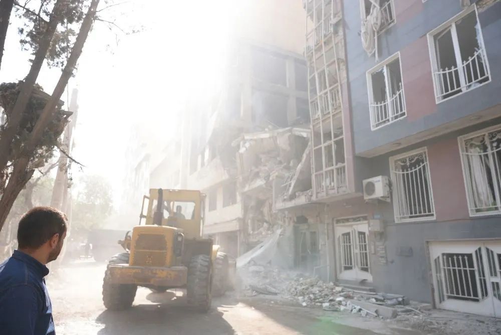 “夜空中不断有飞行物被拦截、火光四起……”新华社记者亲历德黑兰不眠夜 “夜空中不断有飞行物被拦截、火光四起……”新华社记者亲历德黑兰不眠夜