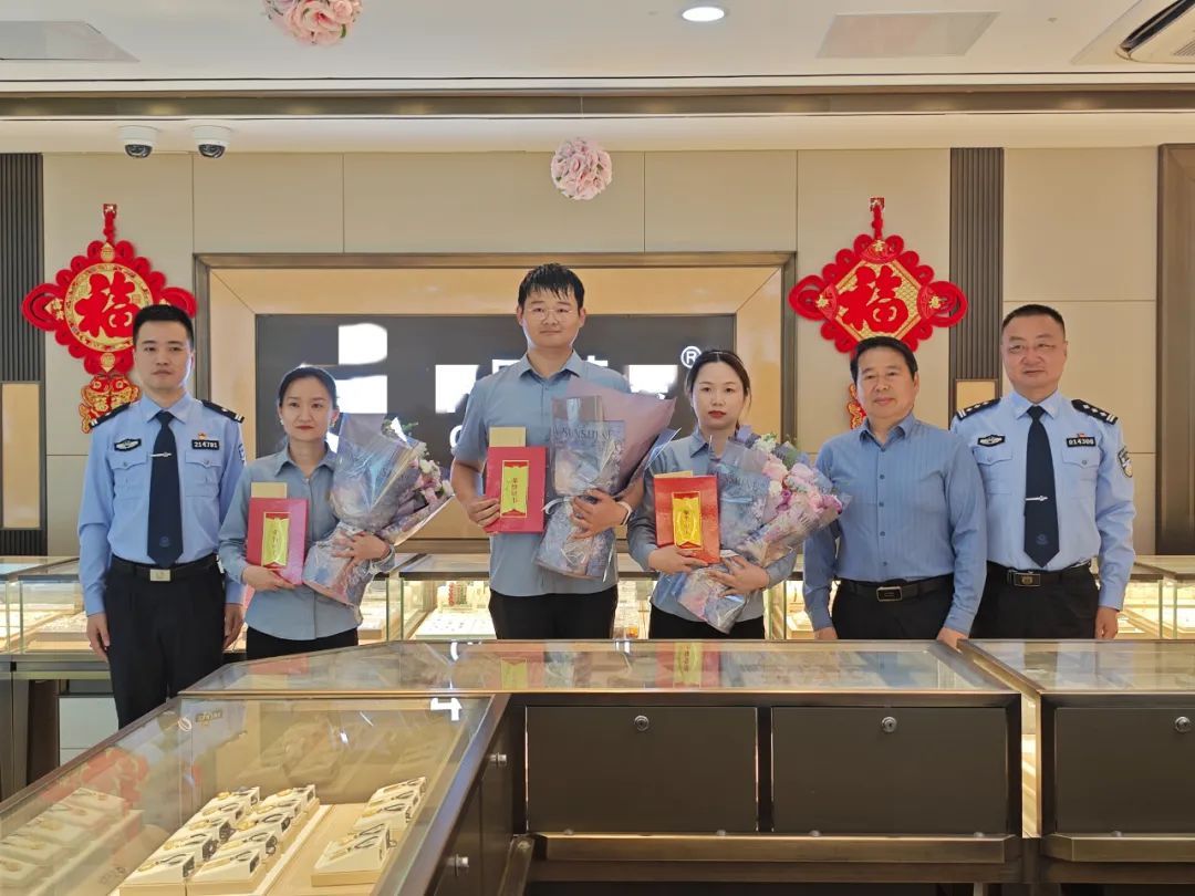 金店店员一个举动救了两家人！