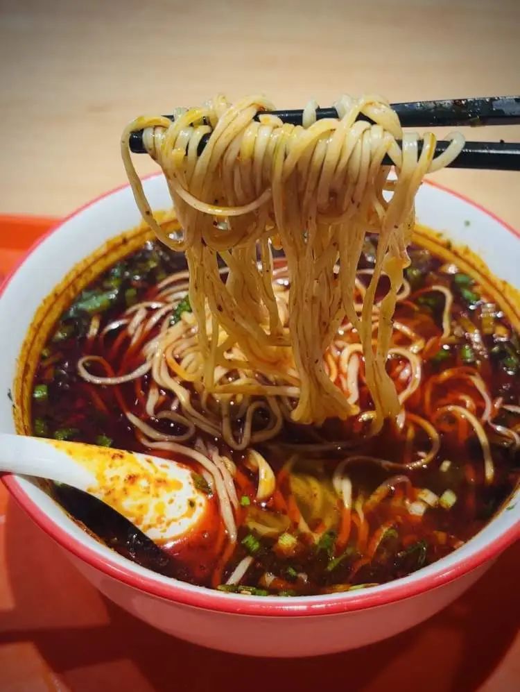 免费吃面、咖啡7折……上海有人每天都来吃！凭电影票就有优惠，别忘了用哦