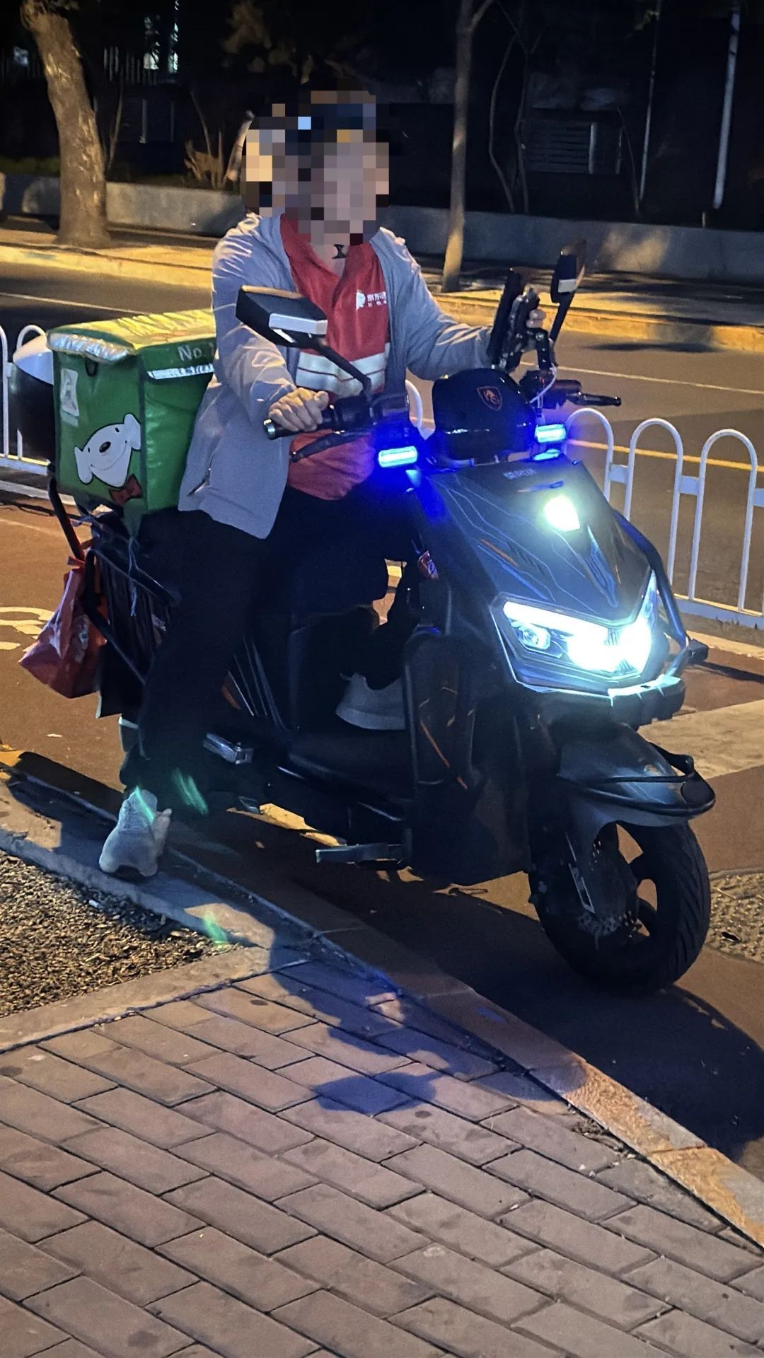 远光灯亮瞎眼!警惕电动自行车小改装大隐患 远光灯亮瞎眼!警惕电动自行车小改装大隐患