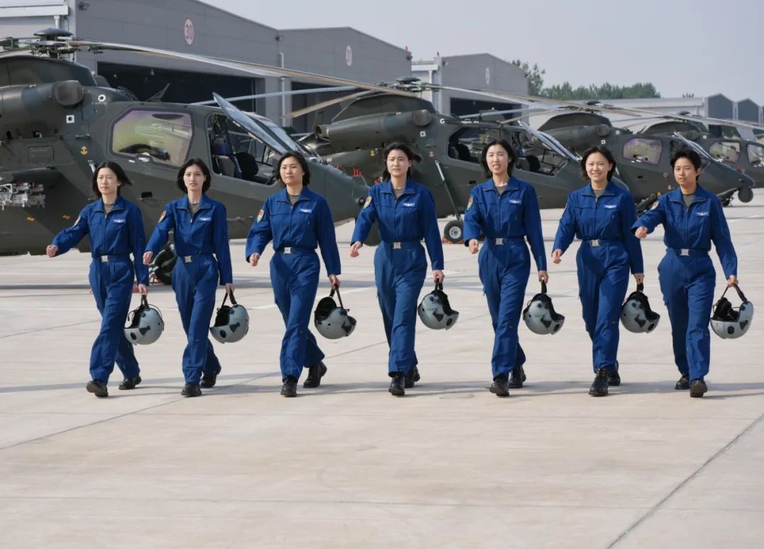 新一批陆军女飞行员来了! 新一批陆军女飞行员来了!