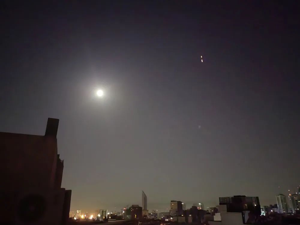 “夜空中不断有飞行物被拦截、火光四起……”新华社记者亲历德黑兰不眠夜 “夜空中不断有飞行物被拦截、火光四起……”新华社记者亲历德黑兰不眠夜