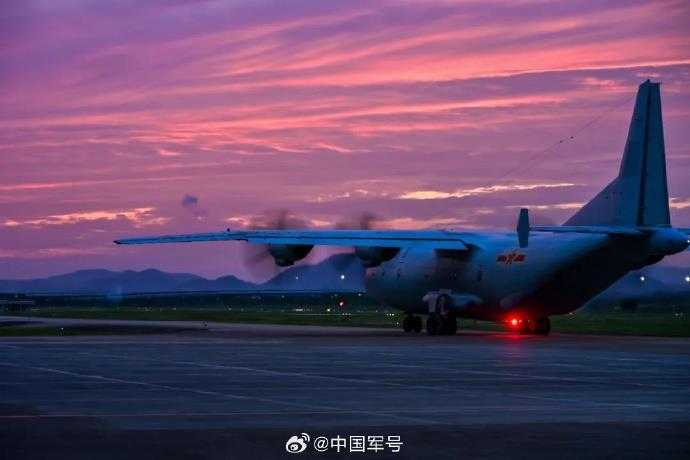 昼夜不停！战鹰与晚霞同框氛围感拉满