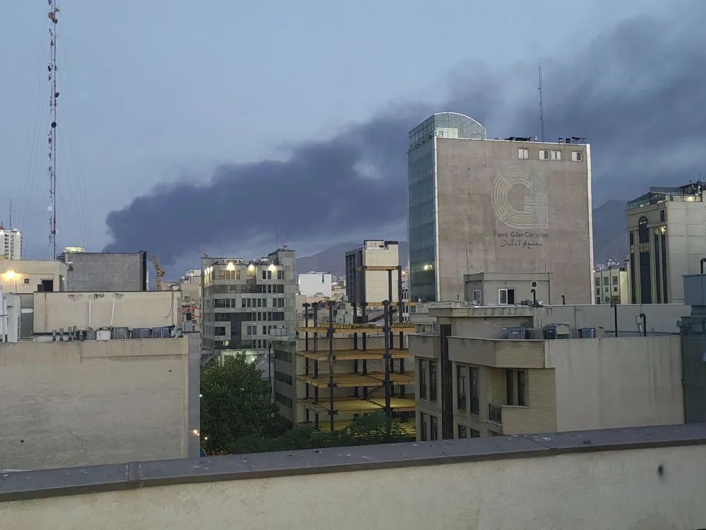 “夜空中不断有飞行物被拦截、火光四起……”新华社记者亲历德黑兰不眠夜 “夜空中不断有飞行物被拦截、火光四起……”新华社记者亲历德黑兰不眠夜