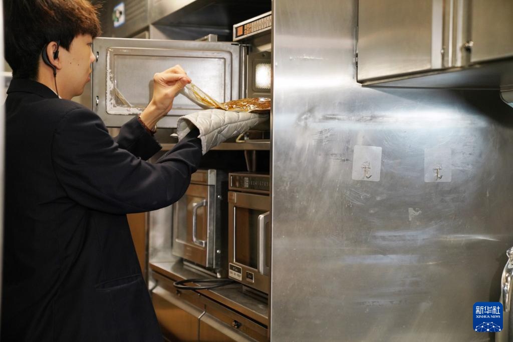 坐着高铁吃烤肉 坐着高铁吃烤肉