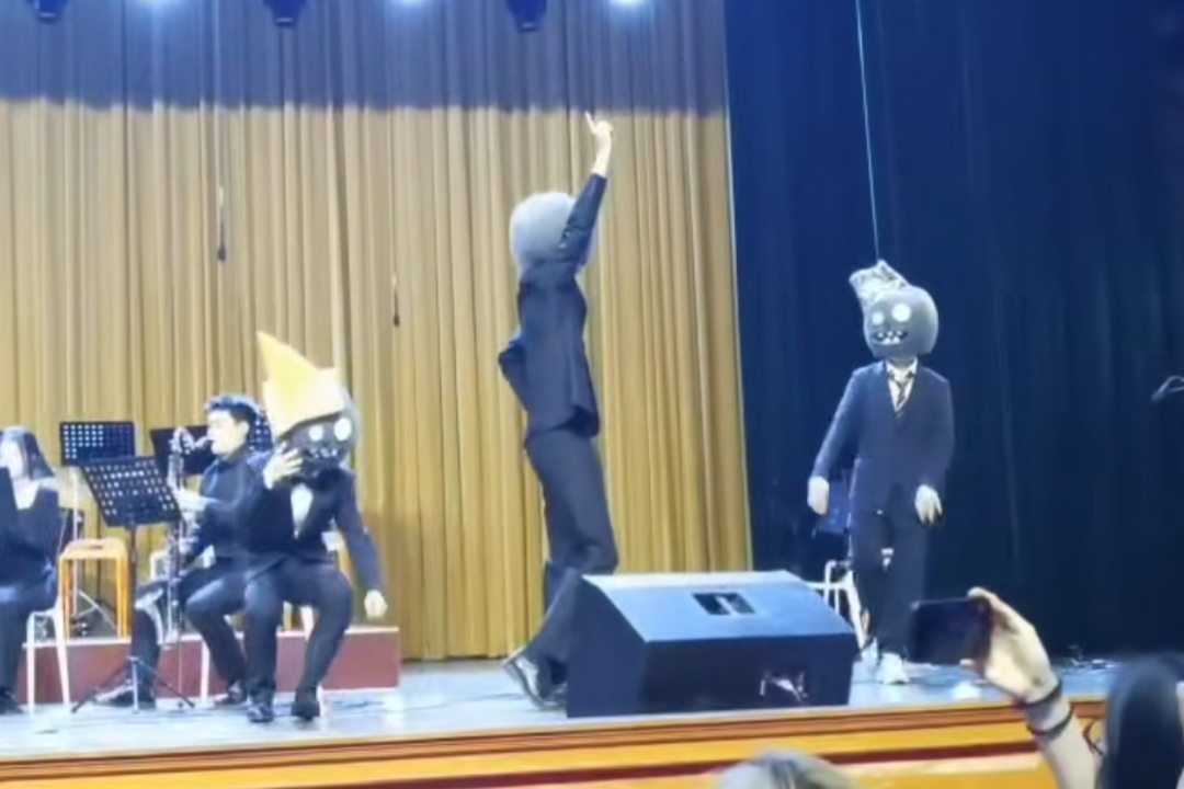 上海的这个表演爆笑刷屏！网友：台上的他们怎么忍住不笑的？