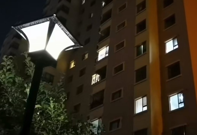 触电！小伙突然跪地，面目狰狞！敏捷同伴救他一命！