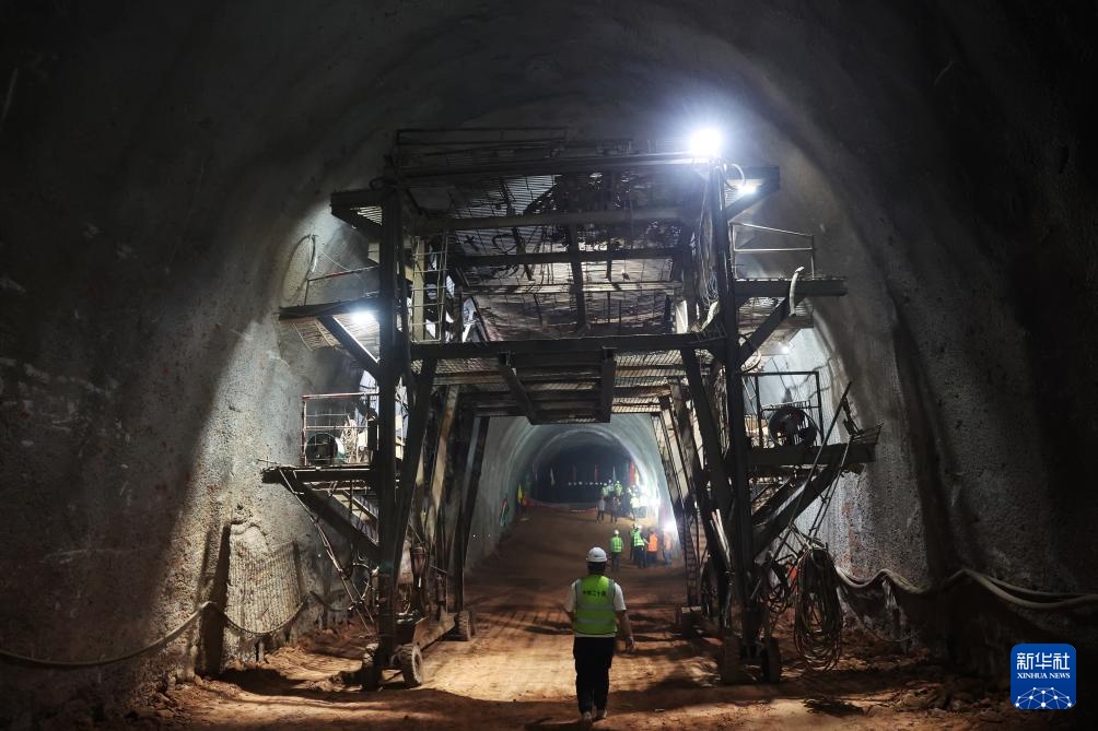 兰合铁路全线控制性工程黄家岭隧道贯通 兰合铁路全线控制性工程黄家岭隧道贯通