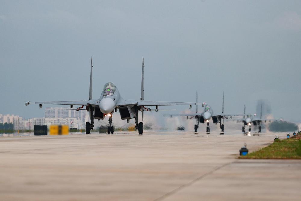 翱翔天际!看对空、对地、对海多课目异型机协同训练 翱翔天际!看对空、对地、对海多课目异型机协同训练