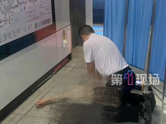 地铁内男子心脏骤停，8分钟“生死时速”!
