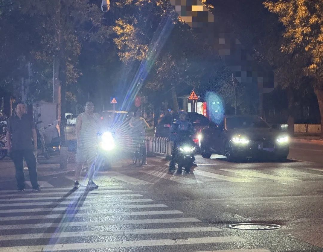 远光灯亮瞎眼!警惕电动自行车小改装大隐患 远光灯亮瞎眼!警惕电动自行车小改装大隐患