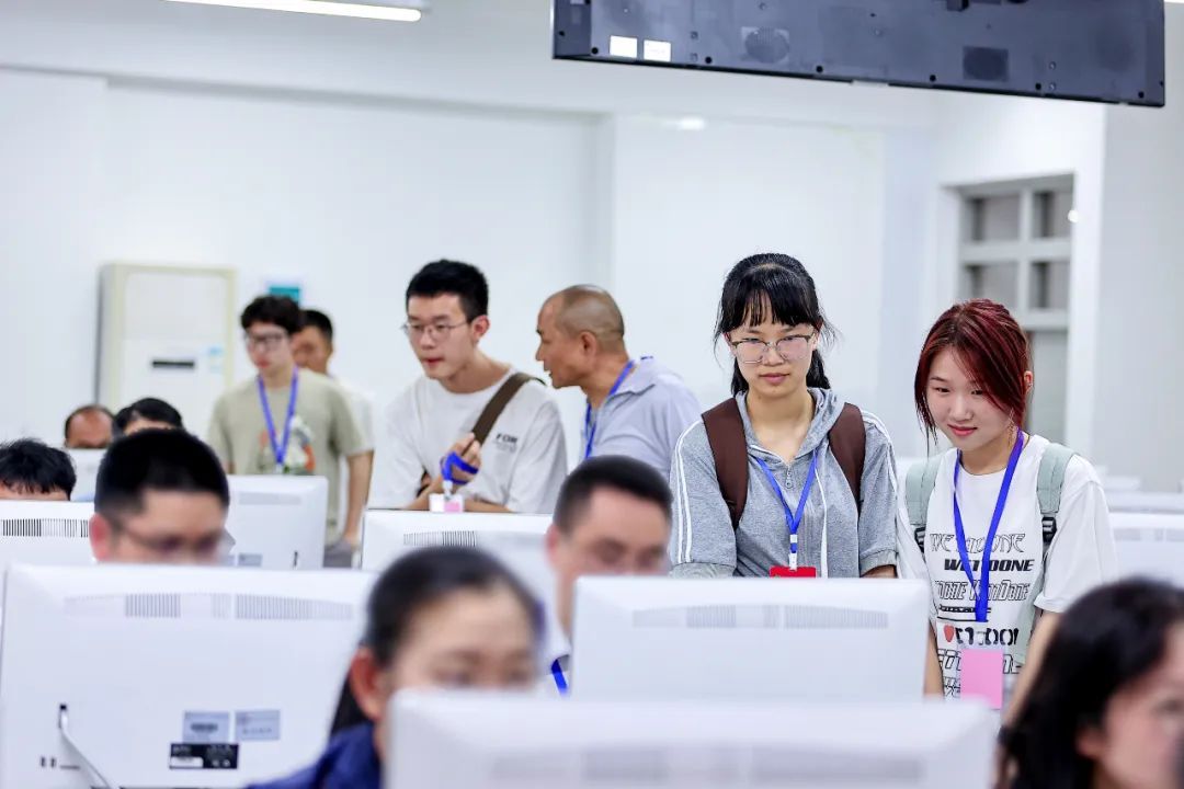 云南高考“评卷开放日”,记者探访评卷现场→ 云南高考“评卷开放日”,记者探访评卷现场→