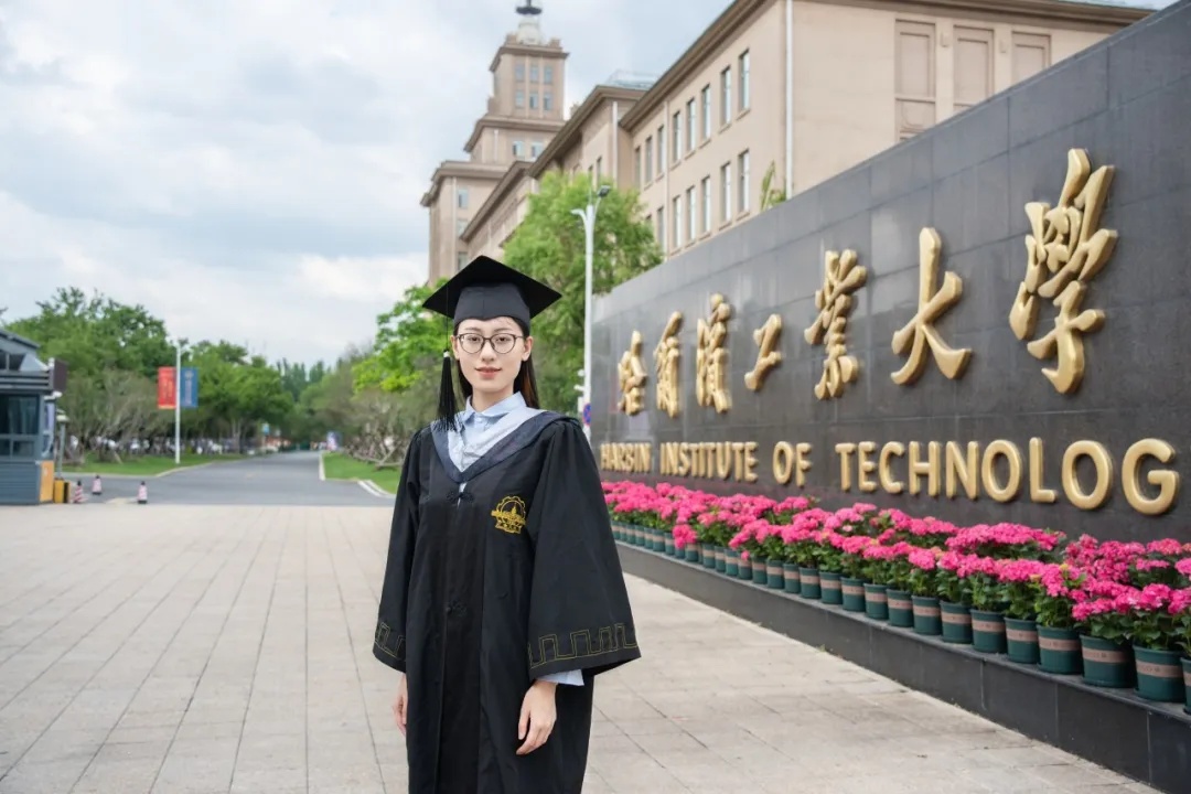 她凭一只眼睛考上哈工大，本科三年毕业直博！