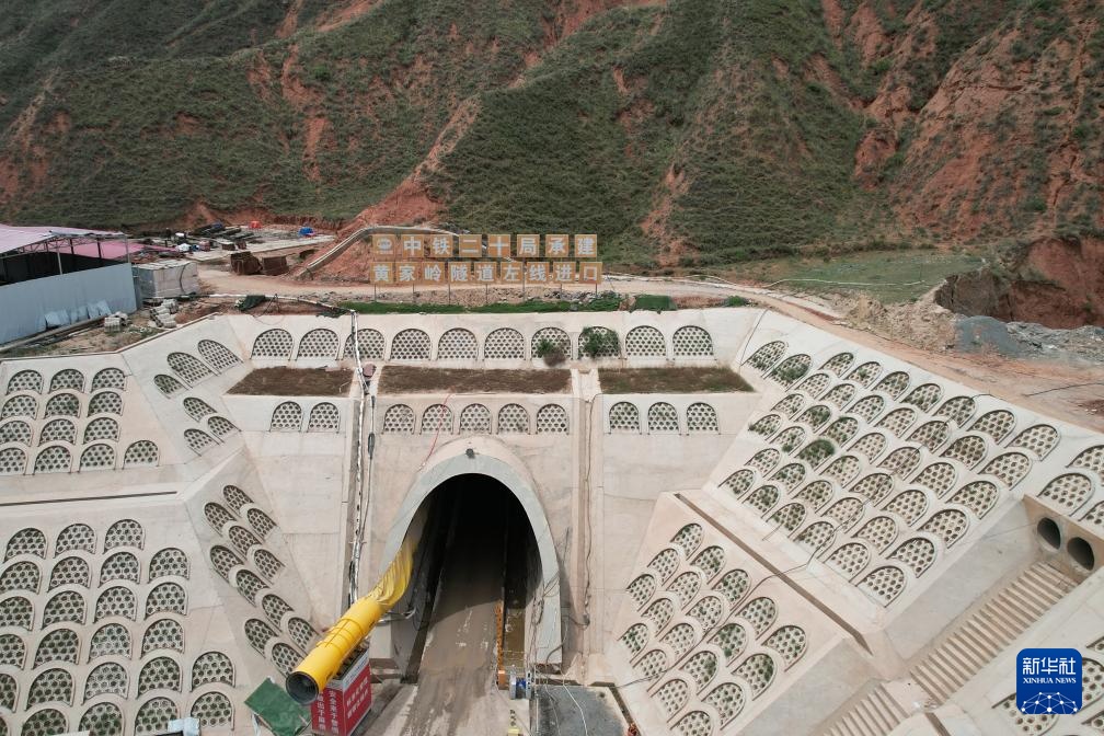 兰合铁路全线控制性工程黄家岭隧道贯通 兰合铁路全线控制性工程黄家岭隧道贯通