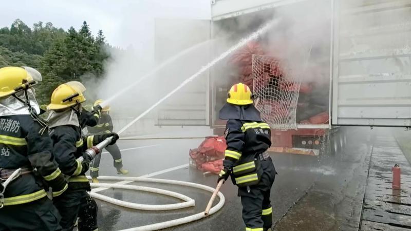 江西赣州:快递挂车起火 消防员紧急处置 江西赣州:快递挂车起火 消防员紧急处置