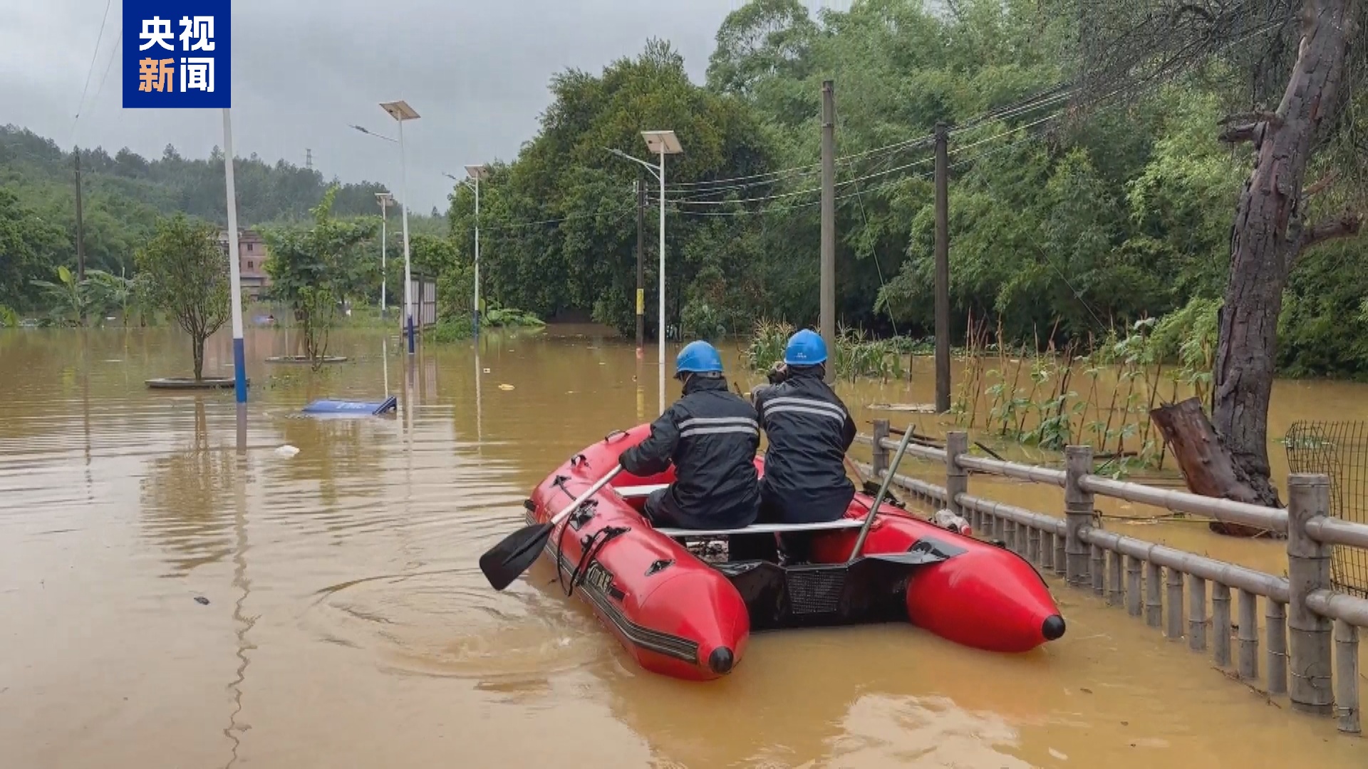 受洪水影响电力设施停运 广东肇庆当地加紧抢修复电 受洪水影响电力设施停运 广东肇庆当地加紧抢修复电