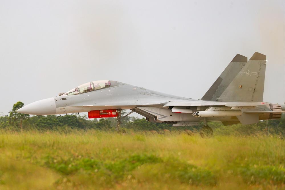 翱翔天际!看对空、对地、对海多课目异型机协同训练 翱翔天际!看对空、对地、对海多课目异型机协同训练