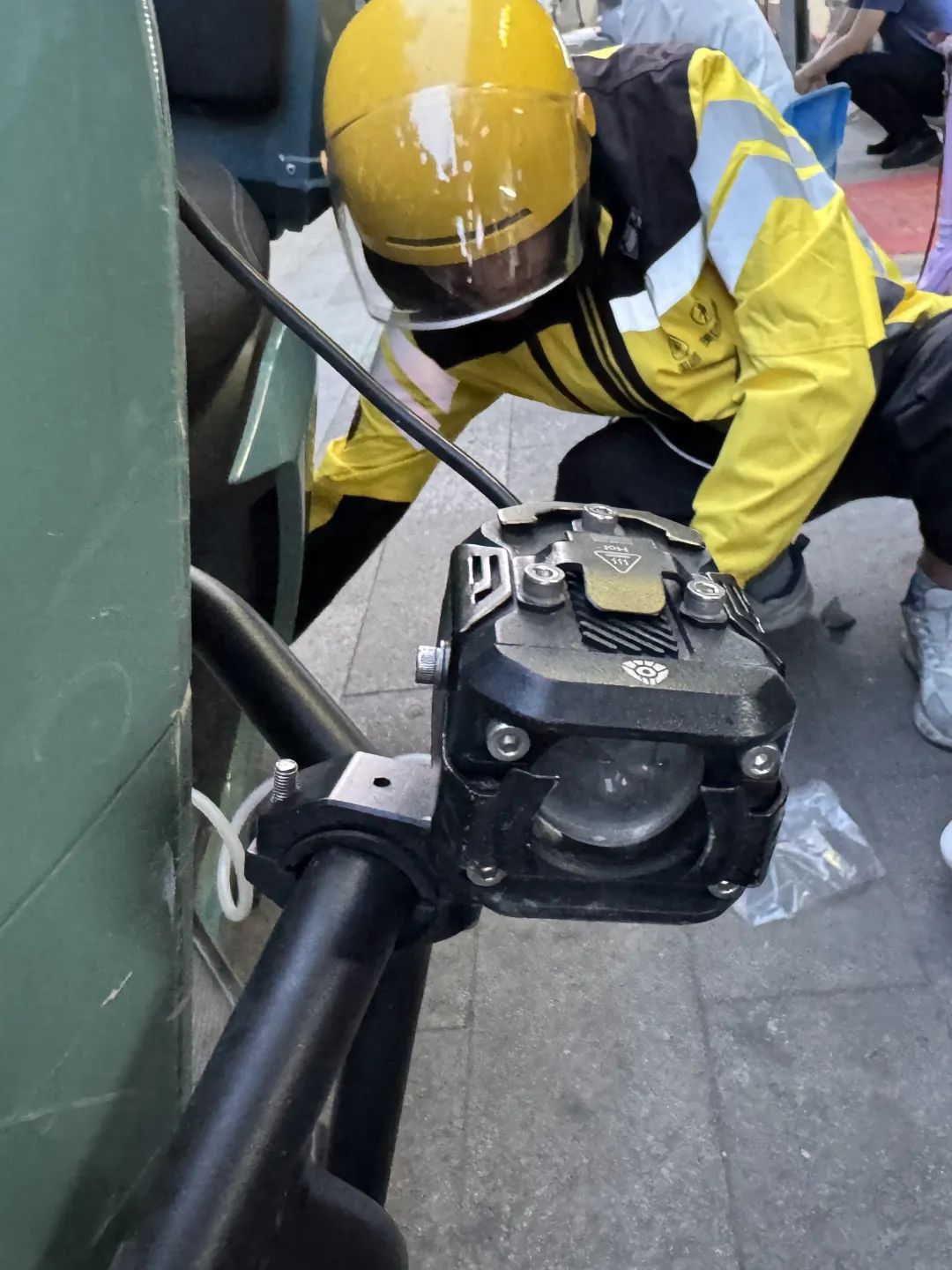 远光灯亮瞎眼!警惕电动自行车小改装大隐患 远光灯亮瞎眼!警惕电动自行车小改装大隐患