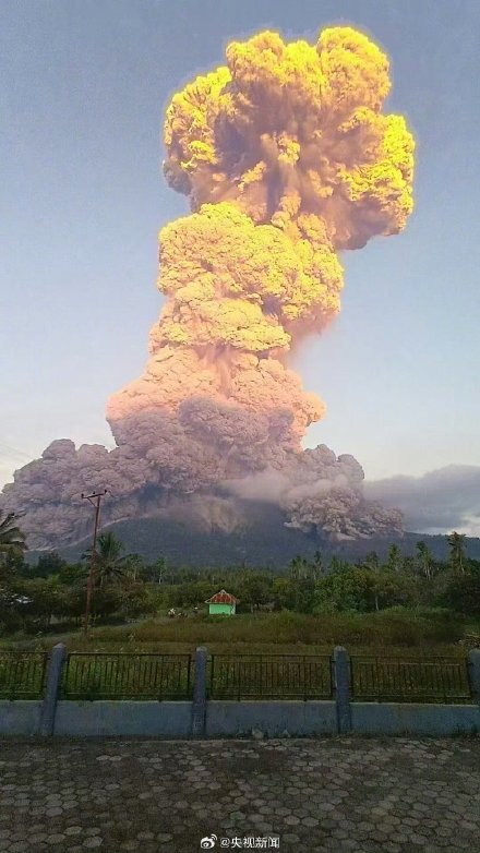印尼一火山喷发灰柱高1万米 印尼一火山喷发灰柱高1万米