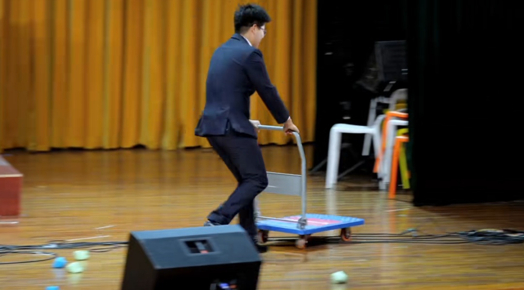 上海的这个表演爆笑刷屏！网友：台上的他们怎么忍住不笑的？