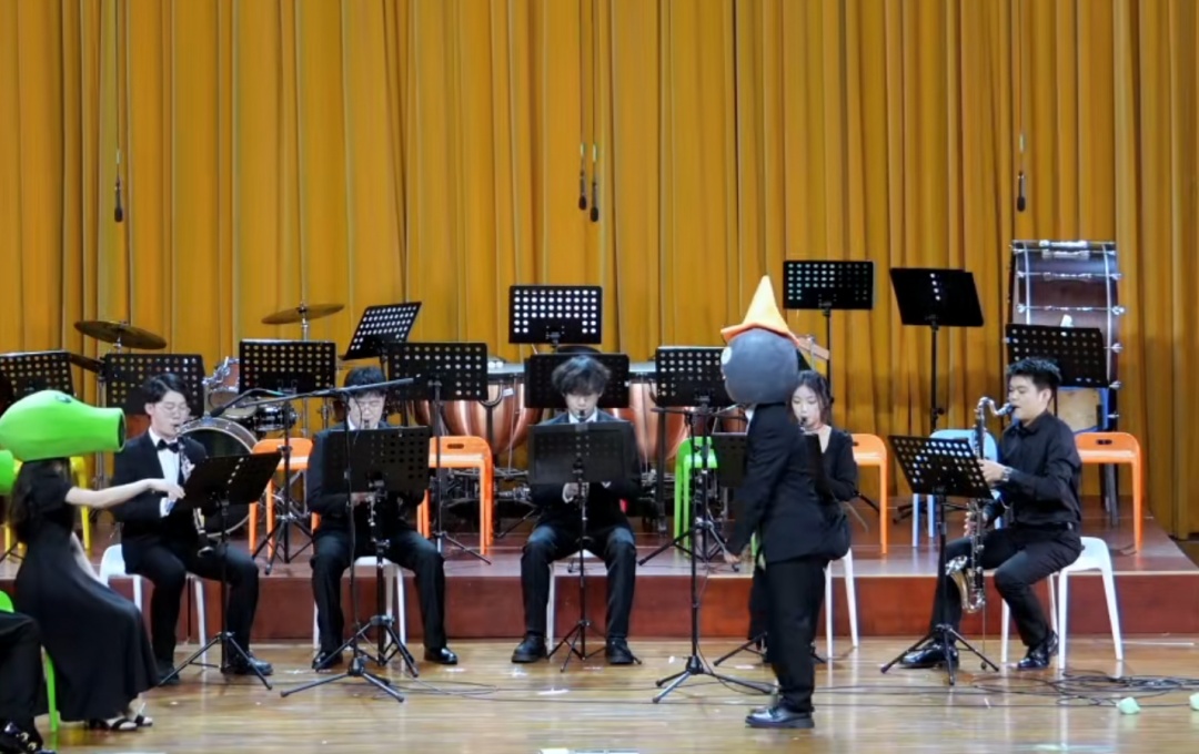 上海的这个表演爆笑刷屏！网友：台上的他们怎么忍住不笑的？