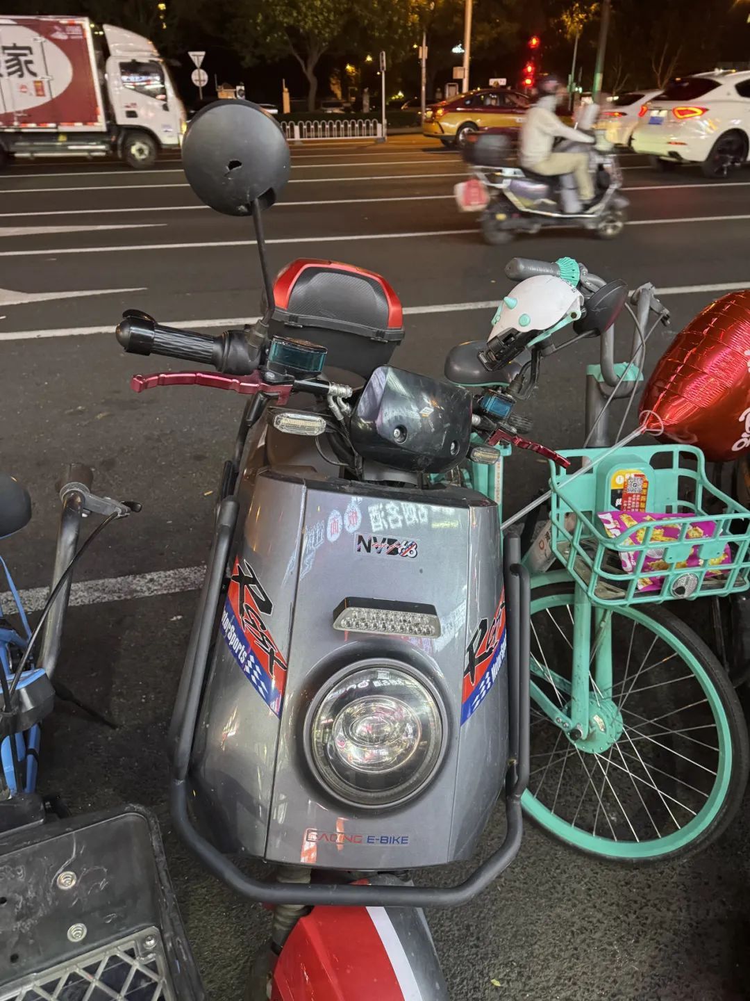 远光灯亮瞎眼!警惕电动自行车小改装大隐患 远光灯亮瞎眼!警惕电动自行车小改装大隐患