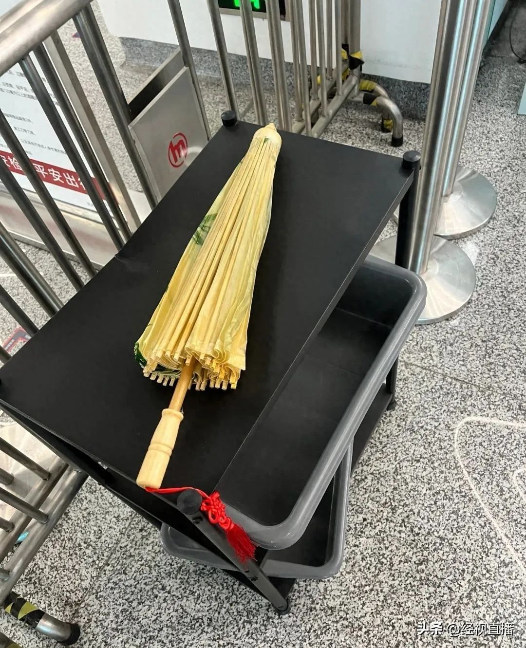 女子带油纸伞坐地铁未通过安检!地铁回应原因 女子带油纸伞坐地铁未通过安检!地铁回应原因