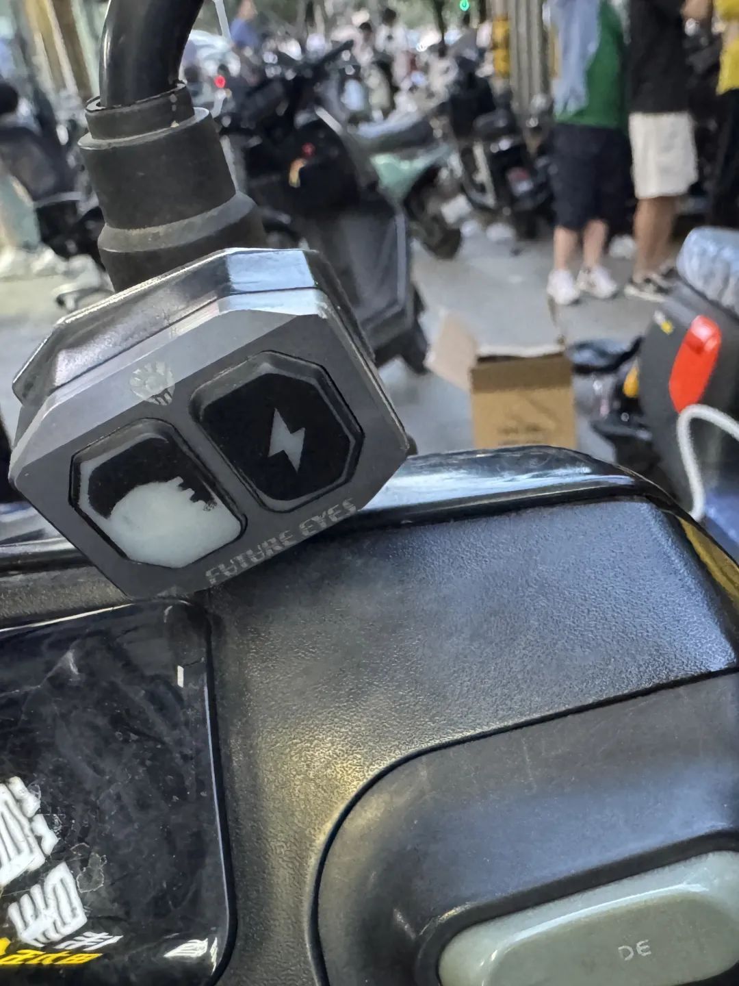 远光灯亮瞎眼!警惕电动自行车小改装大隐患 远光灯亮瞎眼!警惕电动自行车小改装大隐患