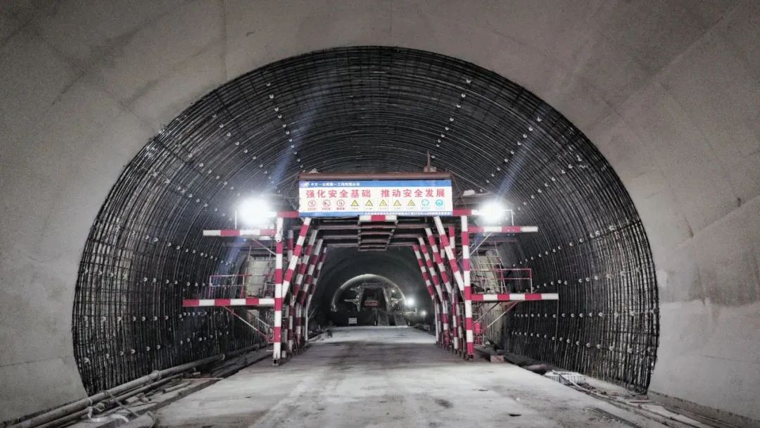年内通车!天天高速无为至安庆段全线“洞”通 年内通车!天天高速无为至安庆段全线“洞”通