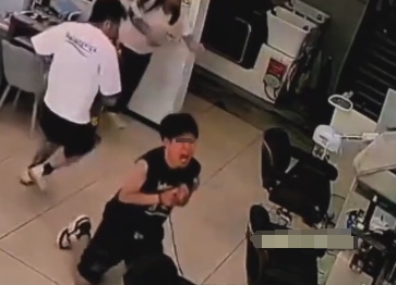 触电！小伙突然跪地，面目狰狞！敏捷同伴救他一命！