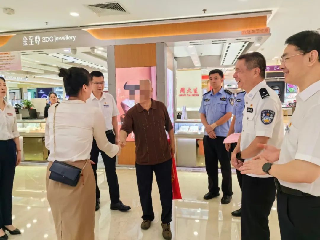 男子在金店花16万元买黄金!店员发现异常立马报警 男子在金店花16万元买黄金!店员发现异常立马报警