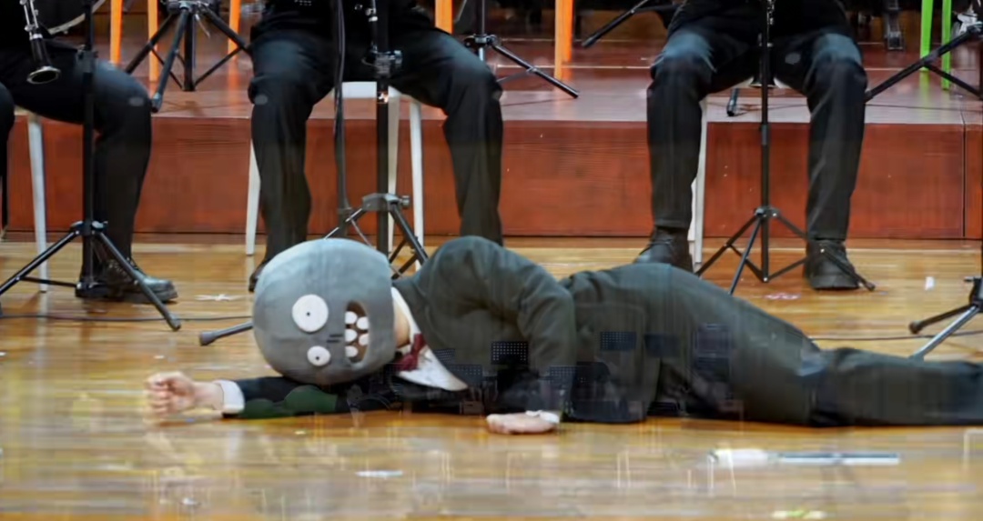 上海的这个表演爆笑刷屏！网友：台上的他们怎么忍住不笑的？