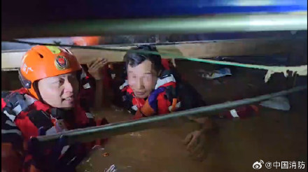 广东多地内涝消防营救转移2402人 广东多地内涝消防营救转移2402人