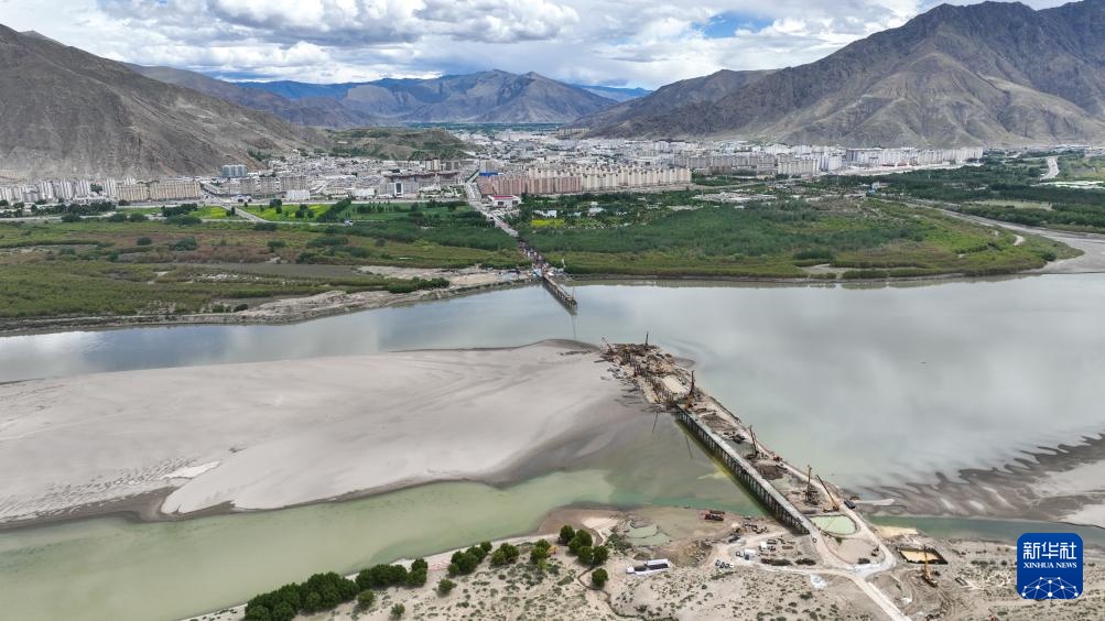 西藏山南萨热路跨江大桥建设进展顺利 西藏山南萨热路跨江大桥建设进展顺利